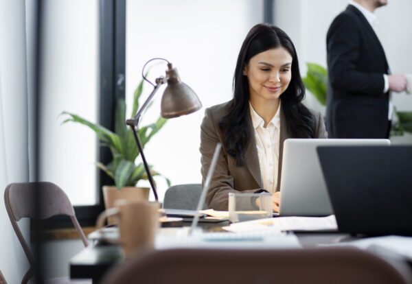 close-up-woman-working-laptop